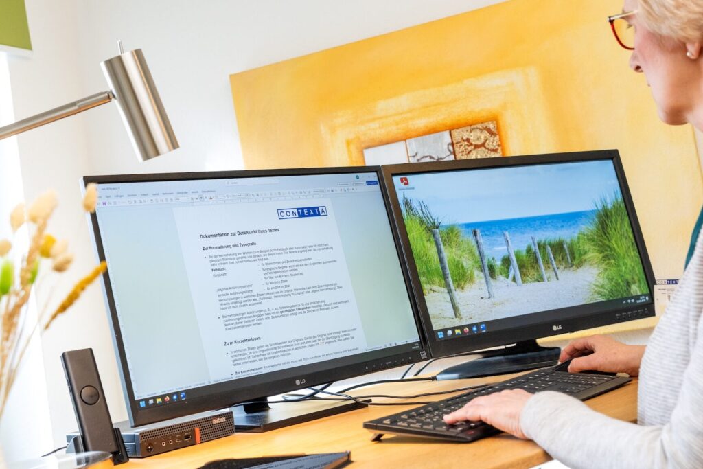 Lektorat-Dissertation-contexta Blick auf Bildschirm: Lektorin Dr. Nagel beim Arbeiten am Bildschirm